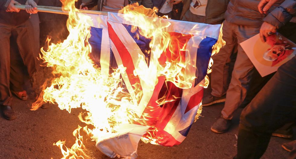 Manifestantes-iraníes-incendiaron-la-bandera-británica-frente-a-la-embajada-del-Reino-Unido-en-Teherán.-AFP-ATTA-KENARE.-.jpg