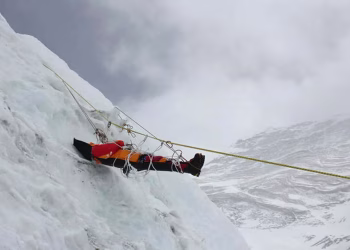 El deshielo del Everest deja al descubierto cadáveres de montañistas y toneladas de basura