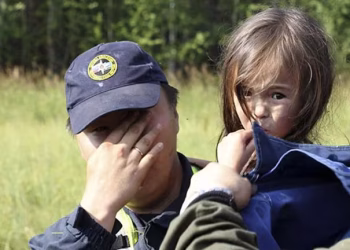 El increíble rescate de una niña de 4 años que sobrevivió 11 días en un bosque con la ayuda de su perro (VIDEO)