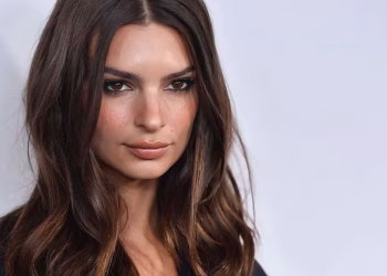 Emily Ratajkowski demuestra por qué es la reina del microbikini