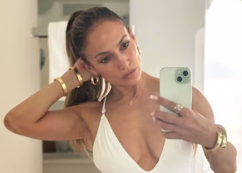 Jennifer Lopez celebra sus 55 años con cuerpazo en traje de baño