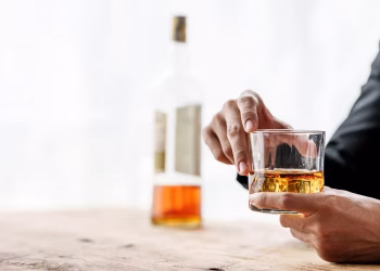 Beber esta cantidad de alcohol a la semana aumenta el riesgo de muerte por cáncer y enfermedades cardíacas