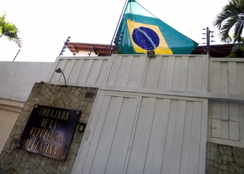 Los diplomáticos argentinos expulsados por Maduro aterrizaron en Lisboa en su regreso a Buenos Aires