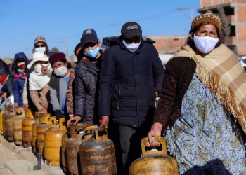 Crisis energética y falta de dólares en Bolivia anticipan el éxodo de más de 1 millón de bolivianos al Perú