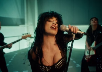 ‘Fanático’, lo último de Lali Espósito, cruza rock, política y fama