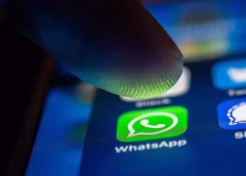 Habla con tus amigos de WhatsApp y Messenger desde otras apps con esta nueva función