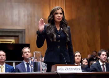 El Senado de EEUU confirmó a Kristi Noem como la secretaria de Seguridad Nacional del gobierno de Trump