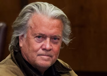 Tras sus críticas a Elon Musk, ahora Steve Bannon apuntó contra Mark Zuckerberg y lo tildó de “criminal”