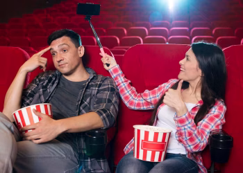 El precio de vivir detrás de una pantalla: padres distraídos e hijos invisibles
