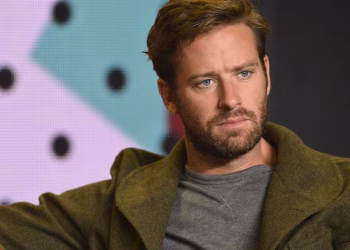 El repudiable relato del actor Armie Hammer quien admitió haber comido el corazón de un animal vivo: “Fue solo un mordisco”