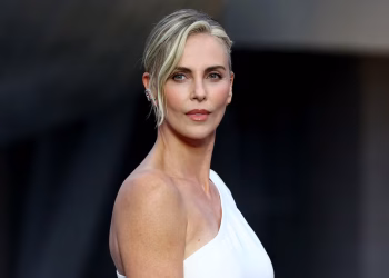 El accidente que casi paraliza a Charlize Theron y lo que aprendió sobre el cine de acción