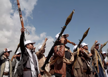 Los rebeldes hutíes de Yemen amenazaron con atacar a todos los barcos norteamericanos que naveguen por el mar Rojo