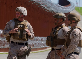 Donald Trump reforzó el despliegue militar en más de 1.000 kilómetros de la frontera de EEUU con México