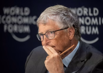 Las tres carreras que se deben estudiar para no ser reemplazado por la inteligencia artificial, según Bill Gates