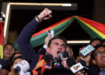 «Nada se gana hasta que se gane”: Desde la calle, sin escenario ni fanfarrea, Rodrigo Paz llamó anoche a seguir trabajando para vencer en segunda vuelta