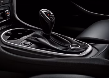 Qué le pasa a un vehículo automático al utilizar la posición P mientras todavía está en movimiento