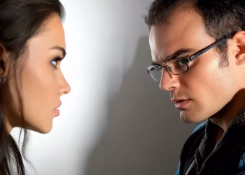 Los significados de mirar hacia otro lado al hablar con alguien, según la psicología