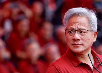 Por qué el CEO de NVIDIA, Jensen Huang, cree que los electricistas o fontaneros serán los “ganadores” de la carrera de la IA