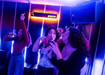 Tener un karaoke gratis en casa es posible gracias a la IA: cómo hacerlo