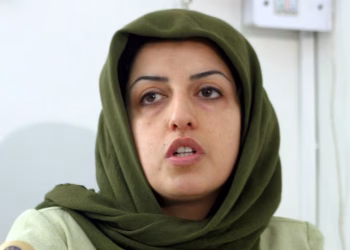 La Premio Nobel Narges Mohammadi denunció que las fuerzas de seguridad del régimen de Irán realizaron una redada en la casa de su hermano