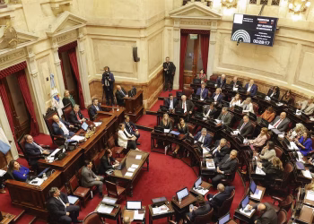 Avanza reforma laboral de Milei en el Senado argentino