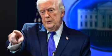 Trump no descarta la guerra contra Irán, si el régimen islámico preserva su iniciativa nuclear y mantiene la capacidad para construir misiles