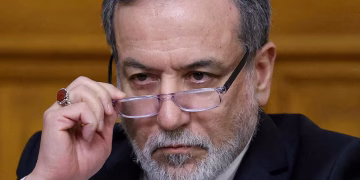 Irán analiza la propuesta de Estados Unidos para el fin de la guerra pero el Canciller aseguró que el régimen “seguirá resistiendo”