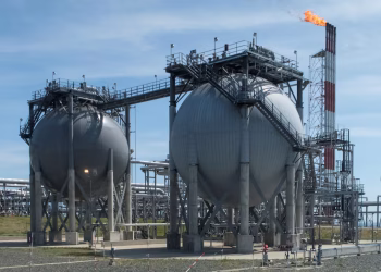 Europa paga la factura de la guerra en Irán: los precios del gas suben un 40% y el petróleo un 8%