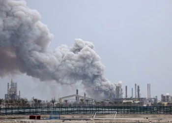 La guerra con Irán sacude los mercados globales: el petróleo sube, las bolsas caen y el oro se desploma