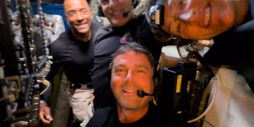 La belleza de la Tierra y el vacío del espacio: la inédita conversación entre Artemis II y la Estación Espacial