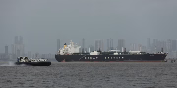 El tráfico de buques en el estrecho de Ormuz alcanzó su nivel más alto en semanas: qué países fueron beneficiados