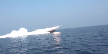 La Guardia Revolucionaria de Irán atacó a un petrolero en el estrecho de Ormuz