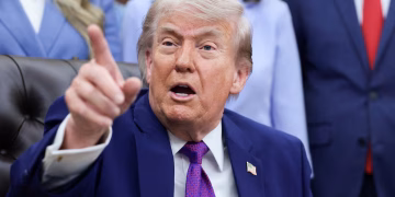 Trump dijo que el alto el fuego con Irán tiene “1% de posibilidades de vivir” y prometió una “victoria total”