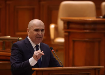 El Parlamento de Rumanía destituyó al primer ministro Ilie Bolojan tras una moción de censura y dejó al país en interinidad