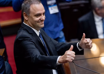 Manuel Adorni renuncia como jefe de Gabinete del Gobierno de Javier Milei tras verse afectado por escándalos