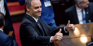 Manuel Adorni renuncia como jefe de Gabinete del Gobierno de Javier Milei tras verse afectado por escándalos