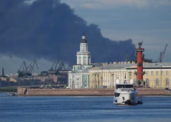La nube negra que Putin no pudo ocultar: las imágenes del ataque ucraniano que arruinaron el “Davos ruso”