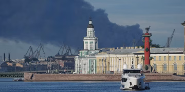La nube negra que Putin no pudo ocultar: las imágenes del ataque ucraniano que arruinaron el “Davos ruso”