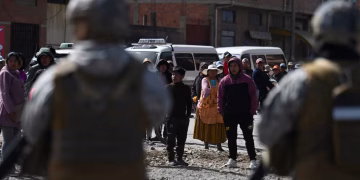 Todavía hay más de 20 bloqueos de carretera en Bolivia pese al estado de excepeción decretado por el presidente Rodrigo Paz