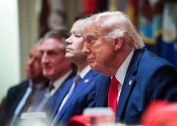 Trump ordenó la reapertura del estrecho de Ormuz y el levantamiento del bloqueo naval de EEUU tras el acuerdo con Irán
