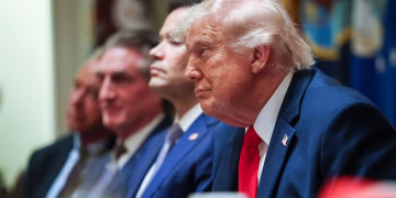 Trump ordenó la reapertura del estrecho de Ormuz y el levantamiento del bloqueo naval de EEUU tras el acuerdo con Irán