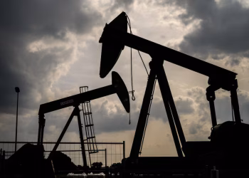 El barril de petróleo Brent alcanzó los 100 dólares por la extensión de la guerra en Medio Oriente