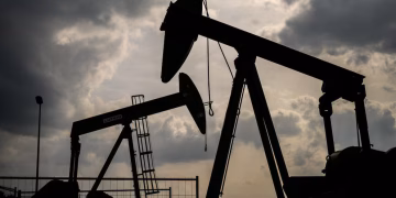 El barril de petróleo Brent alcanzó los 100 dólares por la extensión de la guerra en Medio Oriente