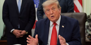 Tras el ataque contra una instalación de gas de Estados Unidos en Egipto, Donald Trump afirmó que bombardeará Irán “con mucha fuerza”