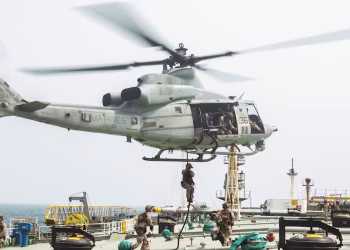 Estados Unidos abordó un petrolero en el golfo de Omán mientras el nuevo bloqueo a Irán suma cuatro buques interceptados en tres días