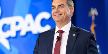 Flávio Bolsonaro fue proclamado por el Partido Liberal como candidato a presidente de Brasil