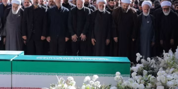 Tres hijos de Khamenei participaron del funeral del fallecido líder supremo en Teherán, pero no así su sucesor Mojtaba