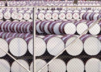 El precio del petróleo cayó a mínimos de una semana tras la pausa en los ataques entre Estados Unidos e Irán