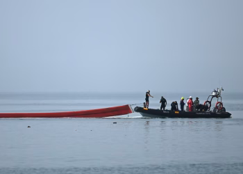 España instala en el mar la barrera de contención en Ceuta para frenar la llegada de migrantes a nado desde Marruecos: tendrá una parte visible y otra sumergida