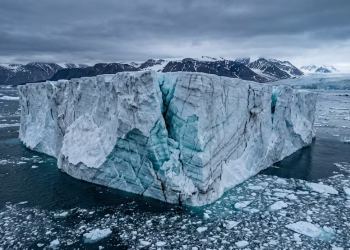 Un bloque de hielo del tamaño de Manhattan se desprendió de un glaciar en Groenlandia y amenaza con elevar el nivel del mar